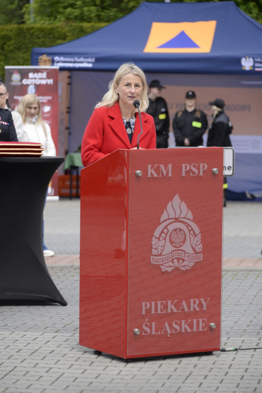 Strażacy świętowali. Uroczysty apel w piekarskiej komendzie