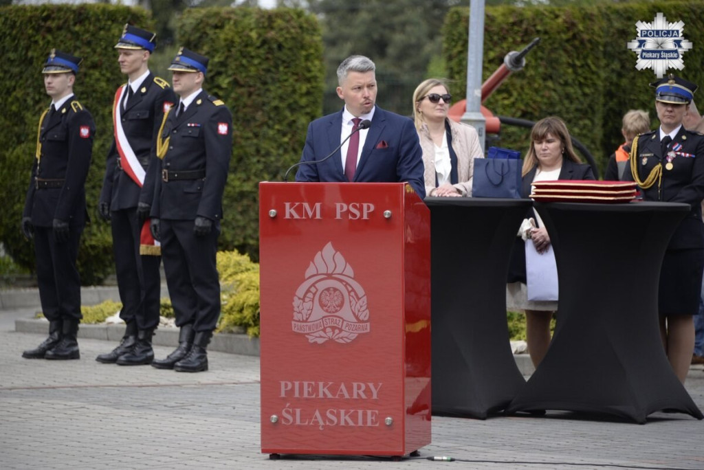 Strażacy świętowali. Uroczysty apel w piekarskiej komendzie