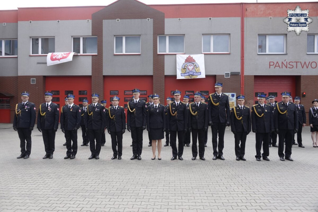 Strażacy świętowali. Uroczysty apel w piekarskiej komendzie