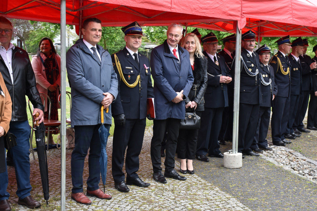 Józek na ratunek. Strażacy cieszą się z nowego wozu