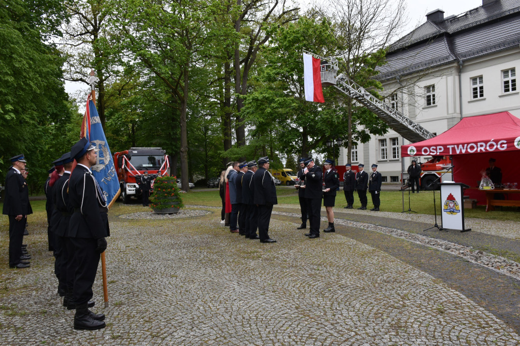Józek na ratunek. Strażacy cieszą się z nowego wozu