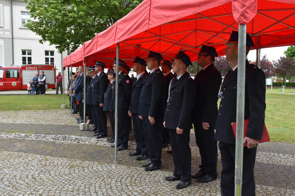 Józek na ratunek. Strażacy cieszą się z nowego wozu