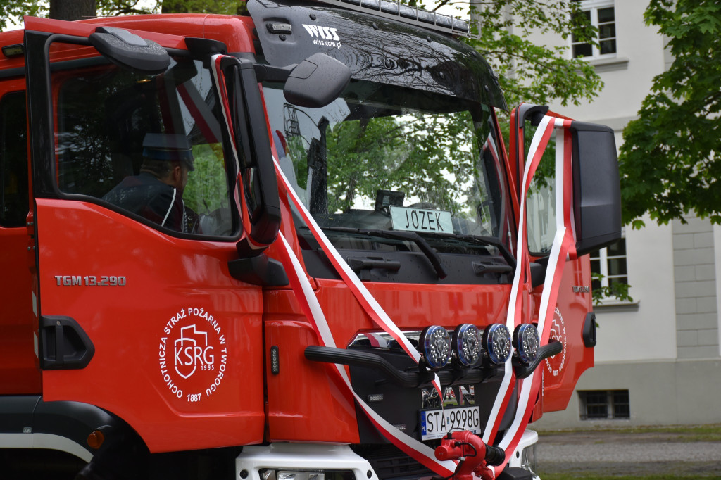 Józek na ratunek. Strażacy cieszą się z nowego wozu