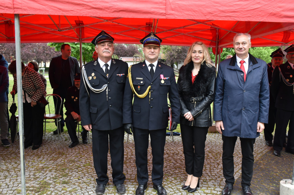 Józek na ratunek. Strażacy cieszą się z nowego wozu