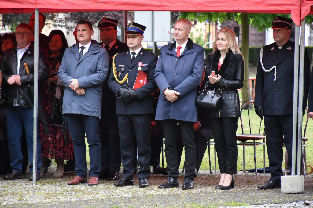 Józek na ratunek. Strażacy cieszą się z nowego wozu