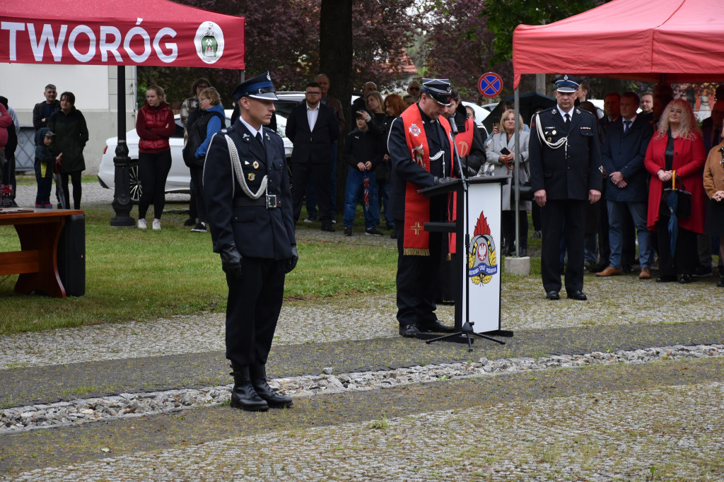 Józek na ratunek. Strażacy cieszą się z nowego wozu