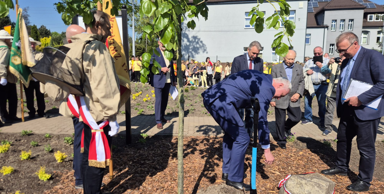 Nakło Śl. Skwer imienia pszczelarza i nauczyciela