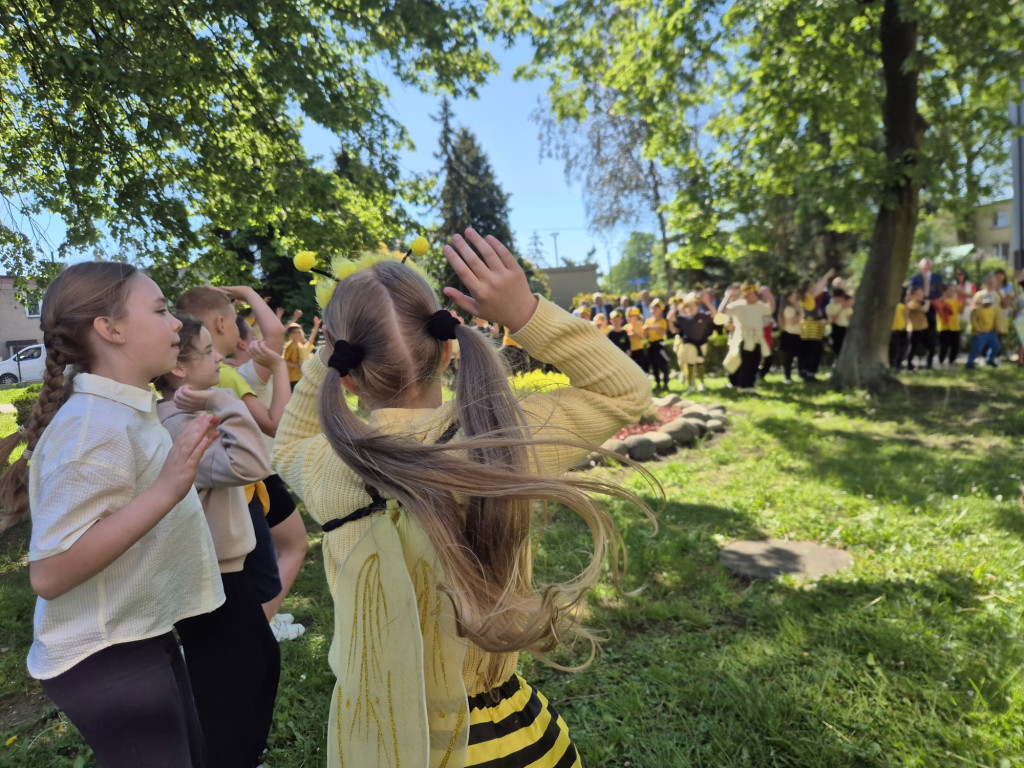 Nakło Śl. Skwer imienia pszczelarza i nauczyciela