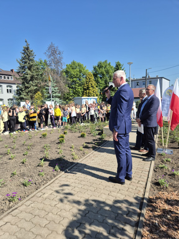 Nakło Śl. Skwer imienia pszczelarza i nauczyciela
