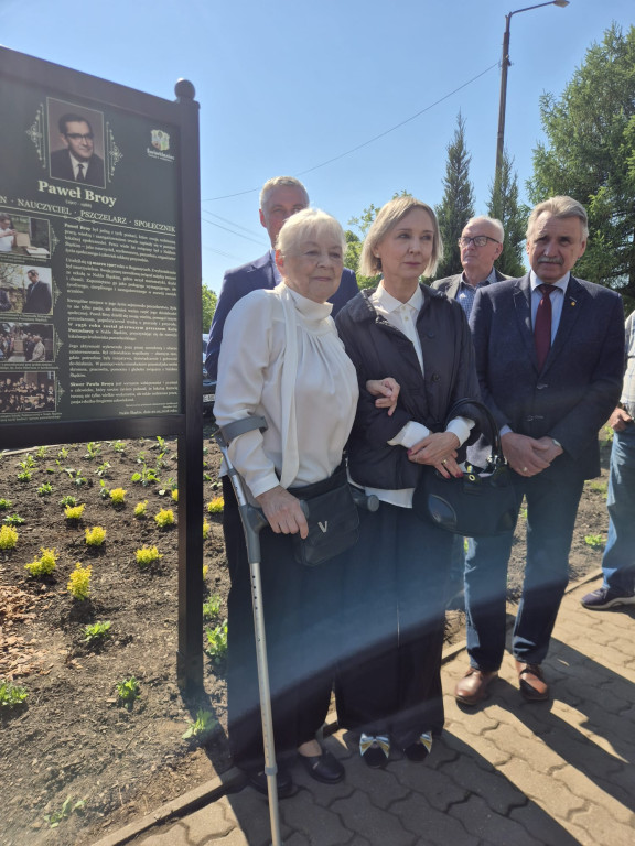 Nakło Śl. Skwer imienia pszczelarza i nauczyciela