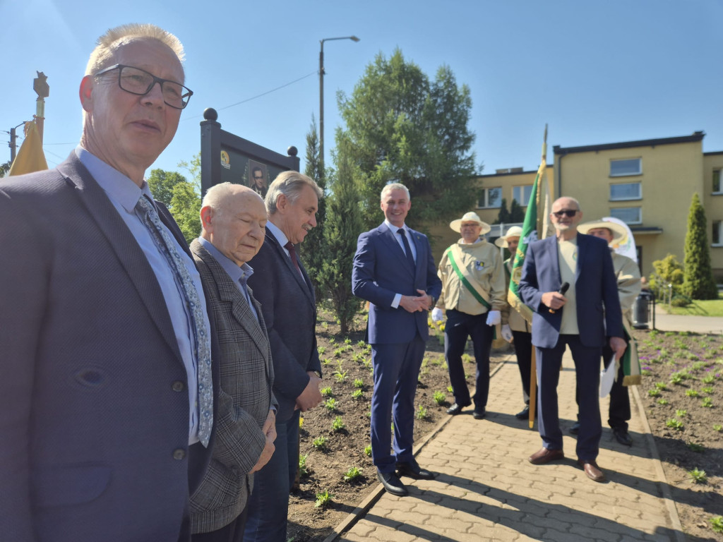 Nakło Śl. Skwer imienia pszczelarza i nauczyciela