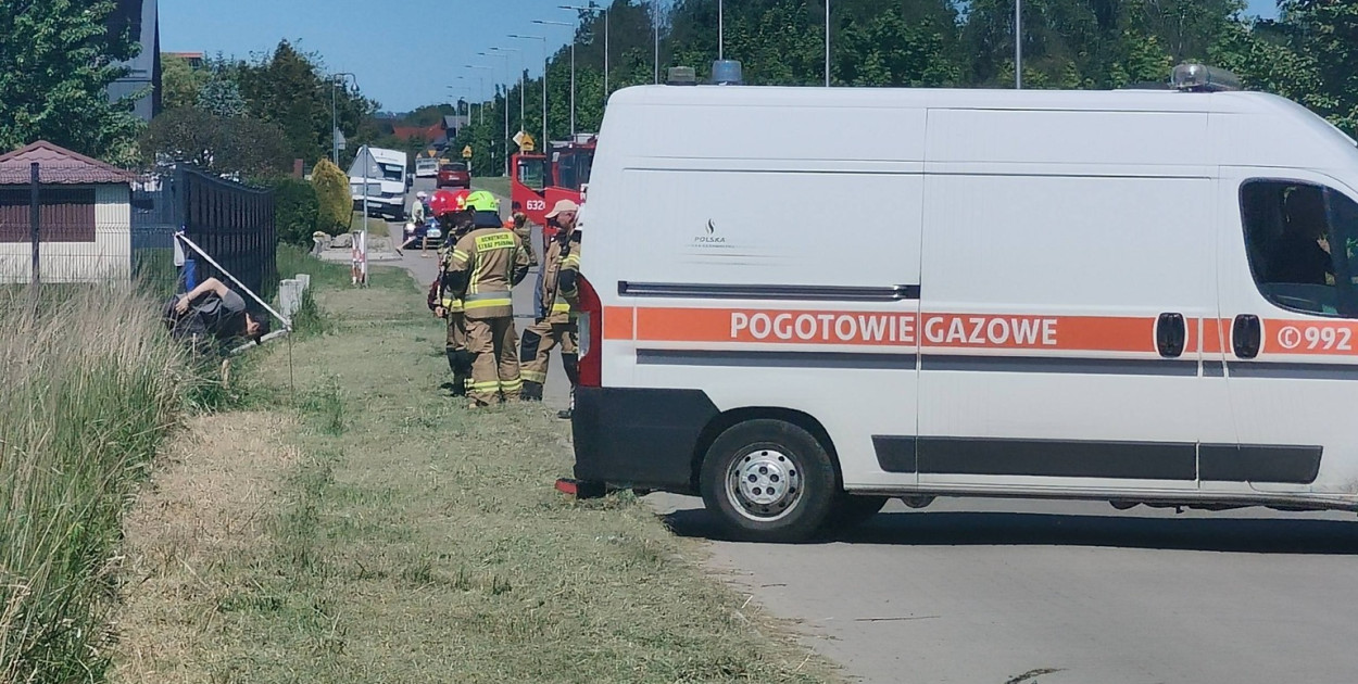 Uszkodzona rura gazowa wystawała z ziemi