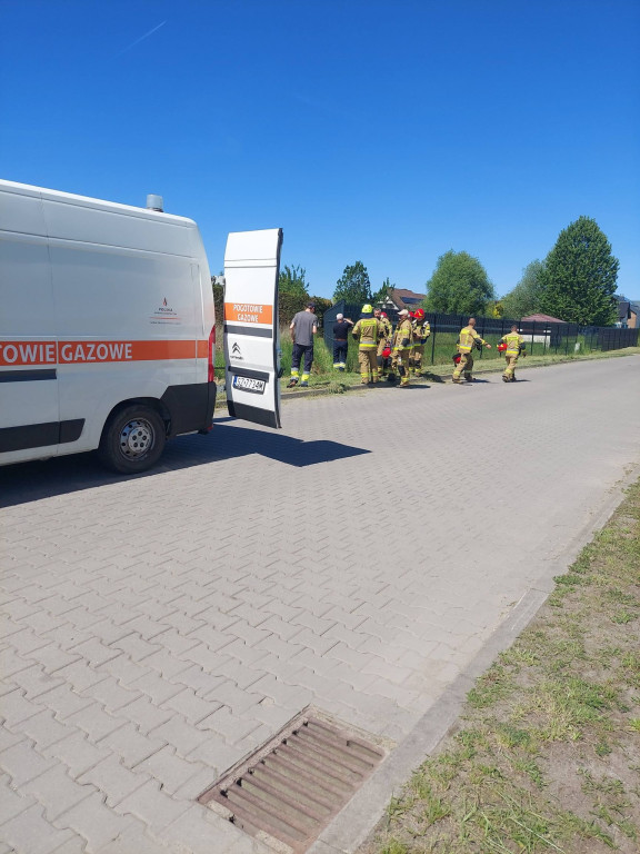 Uszkodzona rura gazowa wystawała z ziemi