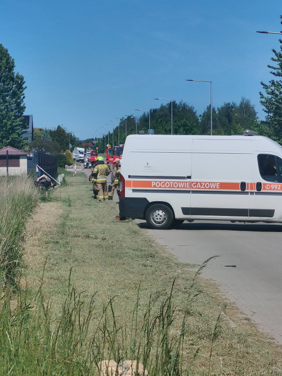 Uszkodzona rura gazowa wystawała z ziemi