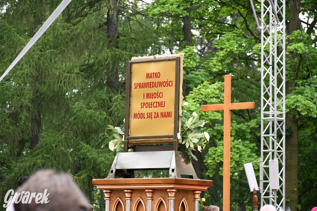 Tysiące pielgrzymów w Piekarach Śląskich