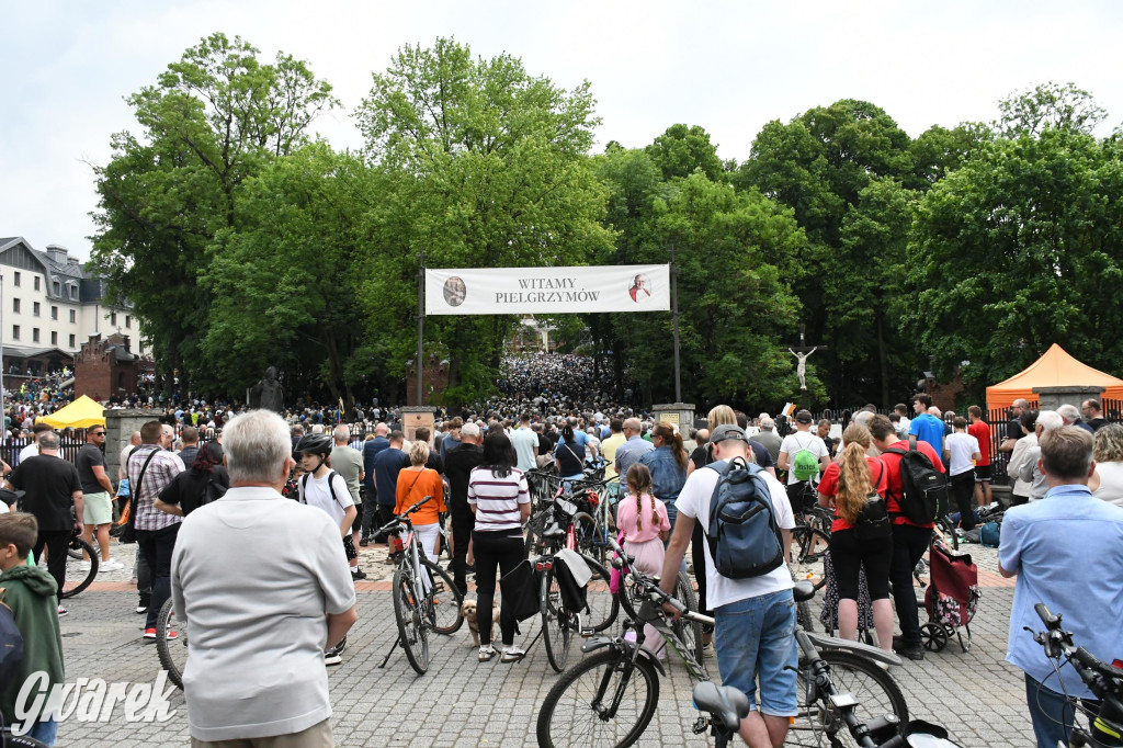 Tysiące pielgrzymów w Piekarach Śląskich