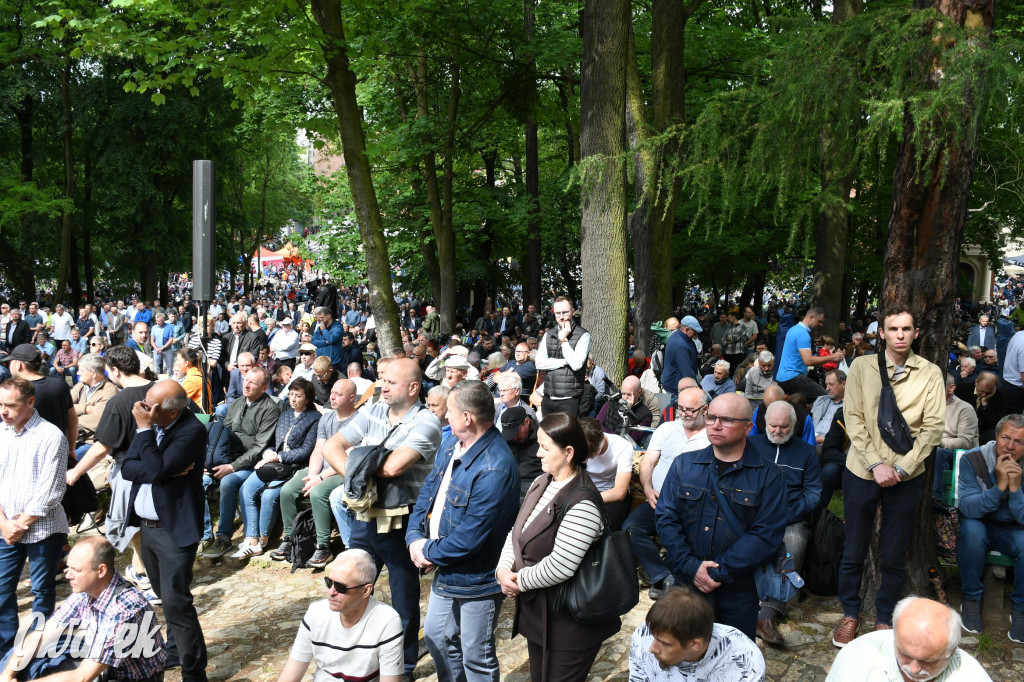 Tysiące pielgrzymów w Piekarach Śląskich