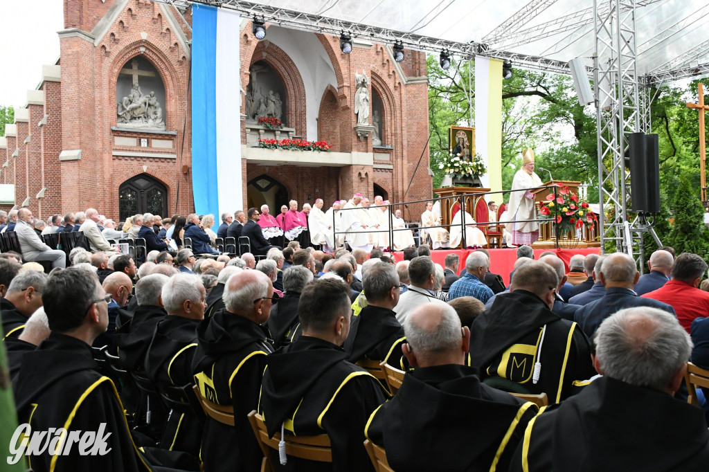 Tysiące pielgrzymów w Piekarach Śląskich