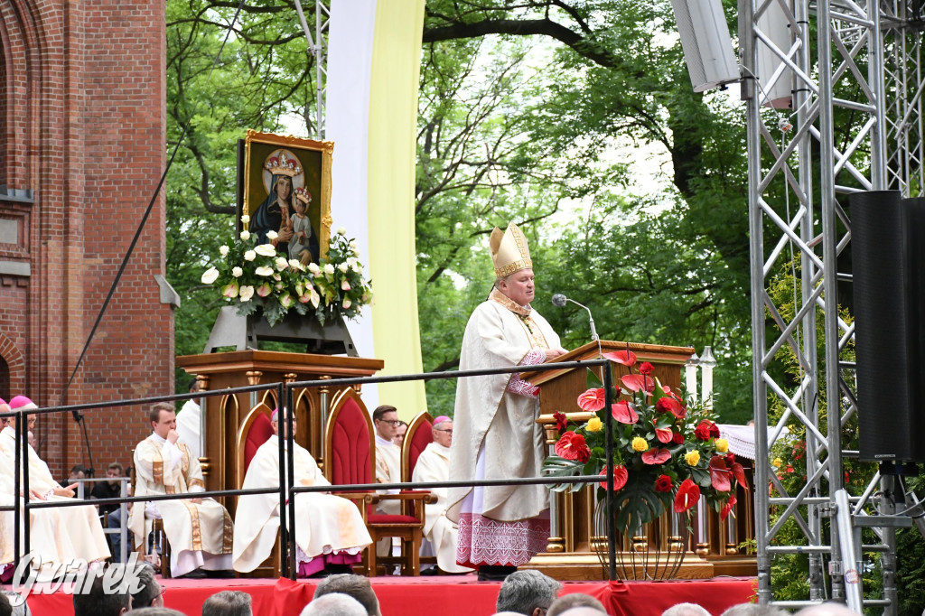 Tysiące pielgrzymów w Piekarach Śląskich
