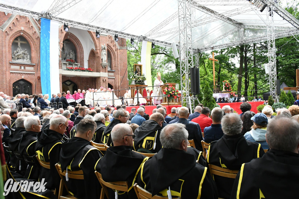 Tysiące pielgrzymów w Piekarach Śląskich