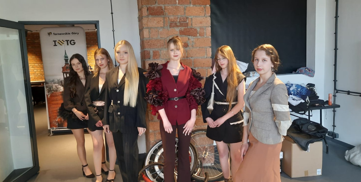 Moda w stylu industrialnym. Uczennice Plastyka z klasą
