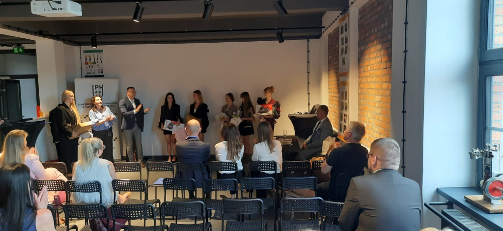 Moda w stylu industrialnym. Uczennice Plastyka z klasą