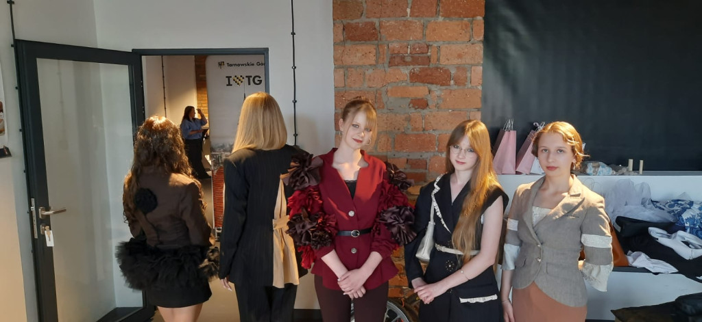 Moda w stylu industrialnym. Uczennice Plastyka z klasą