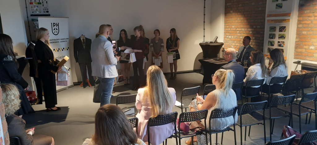 Moda w stylu industrialnym. Uczennice Plastyka z klasą