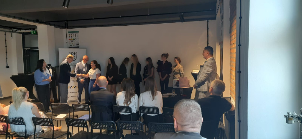 Moda w stylu industrialnym. Uczennice Plastyka z klasą