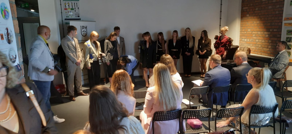 Moda w stylu industrialnym. Uczennice Plastyka z klasą