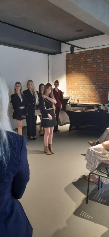 Moda w stylu industrialnym. Uczennice Plastyka z klasą