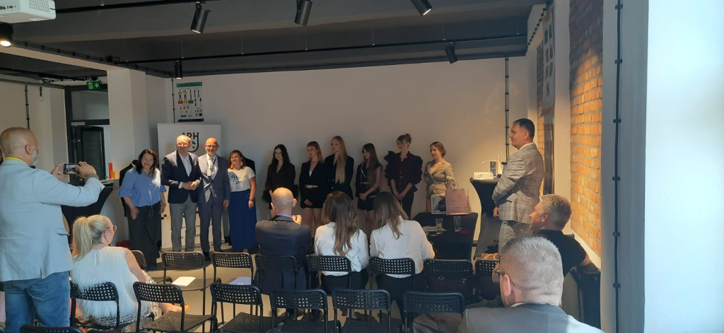 Moda w stylu industrialnym. Uczennice Plastyka z klasą