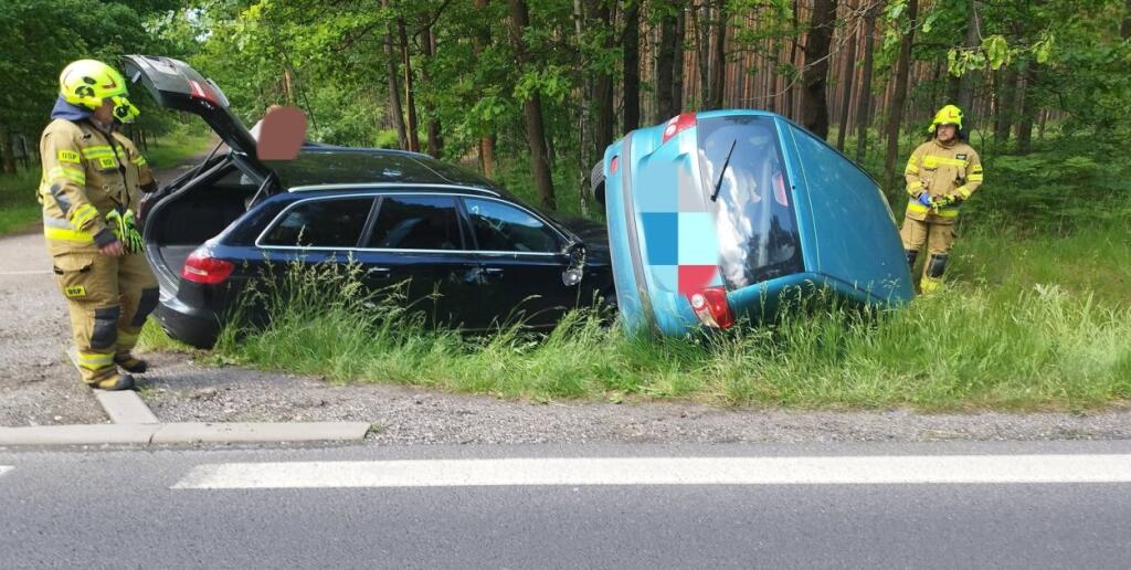Dwa auta w rowie. Zderzenie na DK11 w Kotach