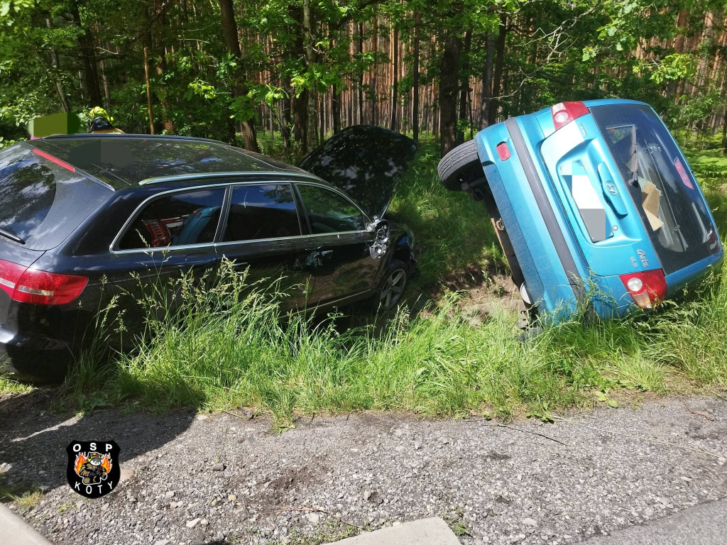 Dwa auta w rowie. Zderzenie na DK11 w Kotach