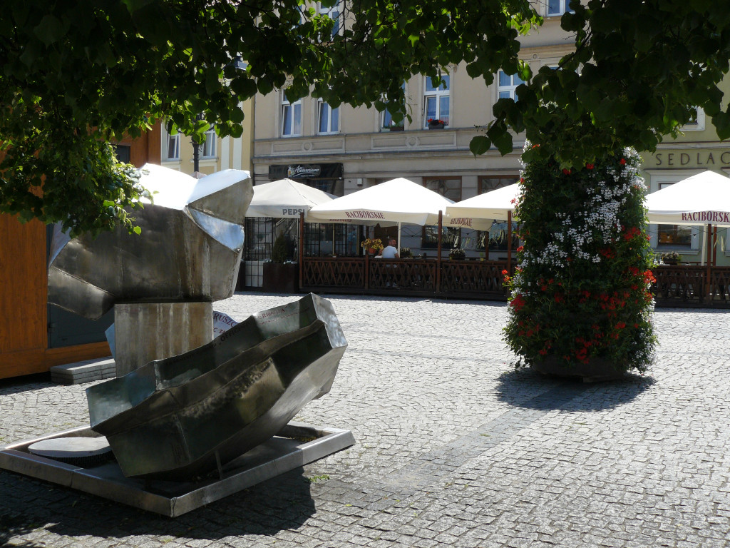 Tarnowskie Góry. Rynek i kwiaty w barwach miasta