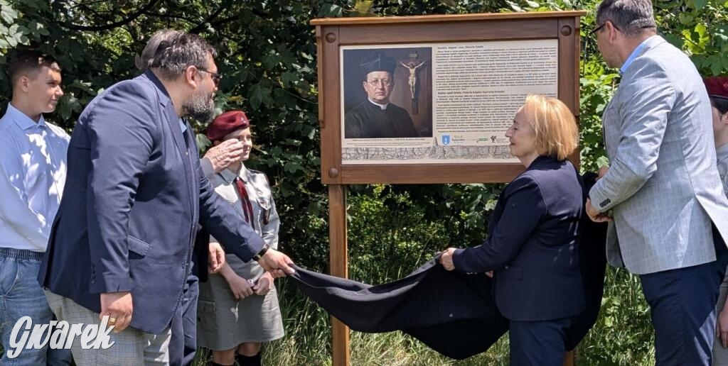 Radzionków. Odsłonięto tablicę z wizerunkiem ks. Korpaka