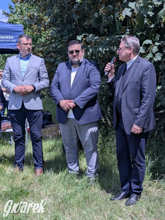 Radzionków. Odsłonięto tablicę z wizerunkiem ks. Korpaka