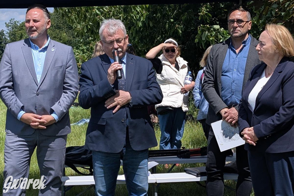 Radzionków. Odsłonięto tablicę z wizerunkiem ks. Korpaka