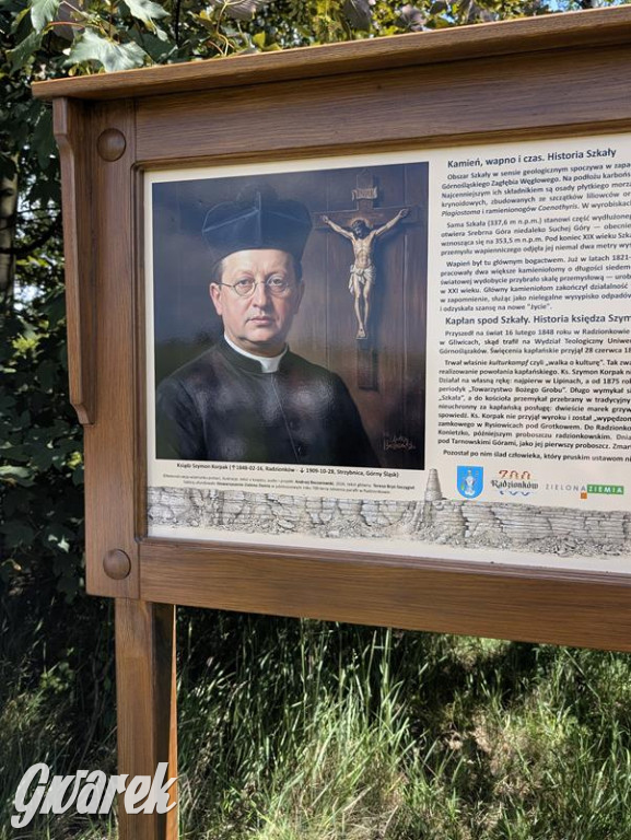 Radzionków. Odsłonięto tablicę z wizerunkiem ks. Korpaka