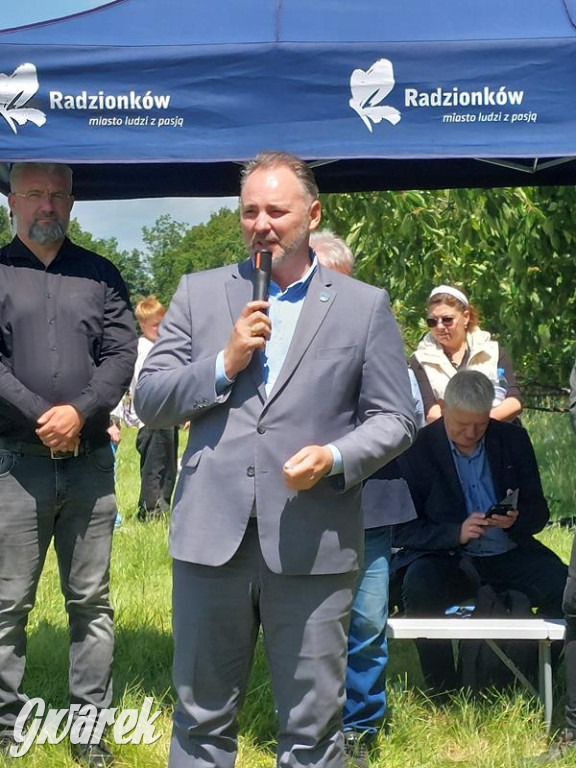 Radzionków. Odsłonięto tablicę z wizerunkiem ks. Korpaka