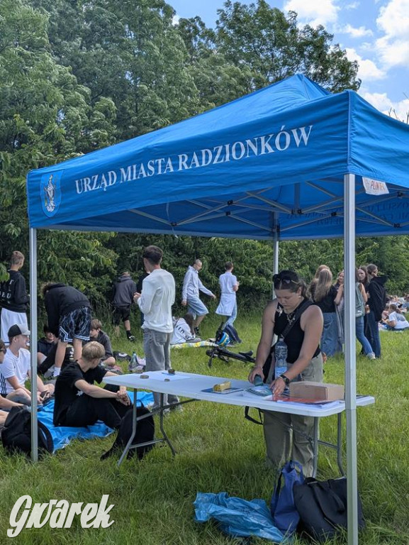 Radzionków. Odsłonięto tablicę z wizerunkiem ks. Korpaka