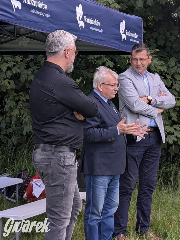 Radzionków. Odsłonięto tablicę z wizerunkiem ks. Korpaka