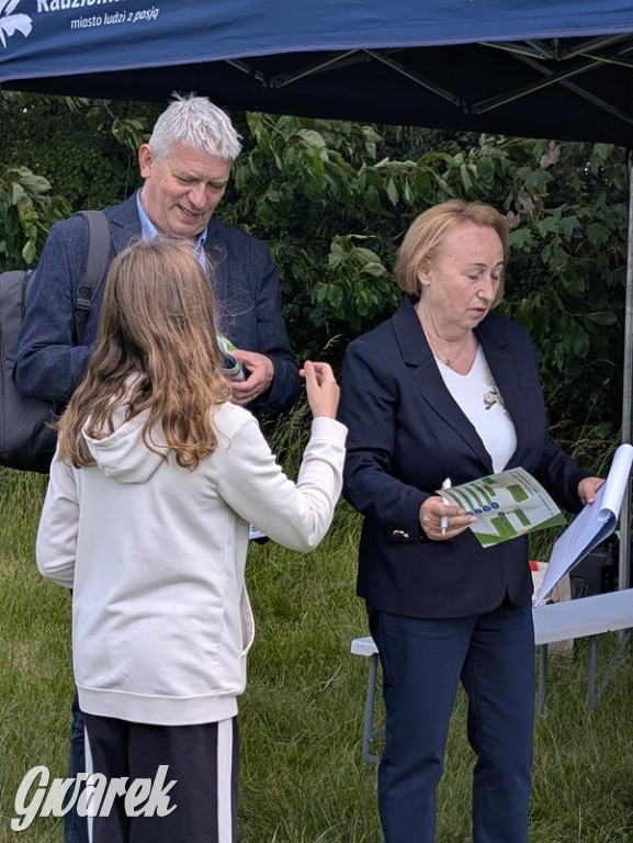 Radzionków. Odsłonięto tablicę z wizerunkiem ks. Korpaka