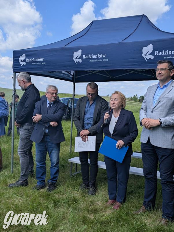 Radzionków. Odsłonięto tablicę z wizerunkiem ks. Korpaka