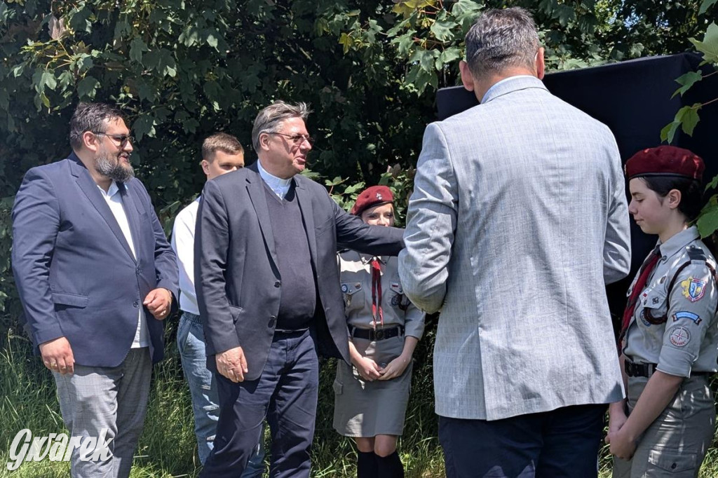 Radzionków. Odsłonięto tablicę z wizerunkiem ks. Korpaka
