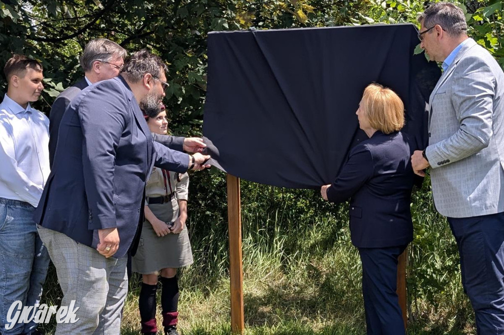 Radzionków. Odsłonięto tablicę z wizerunkiem ks. Korpaka