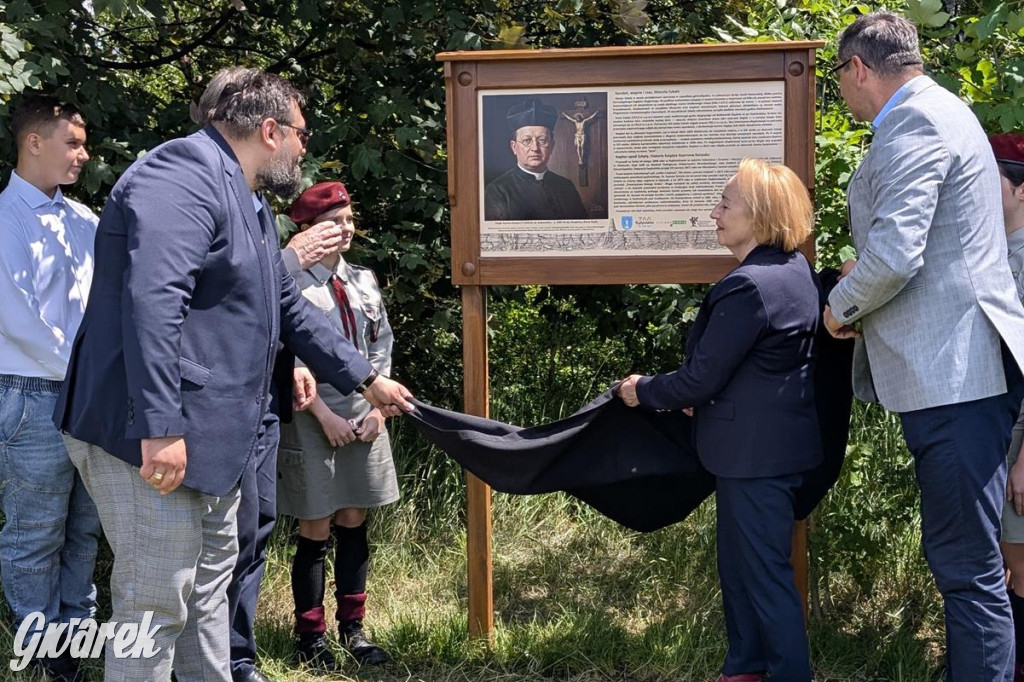 Radzionków. Odsłonięto tablicę z wizerunkiem ks. Korpaka