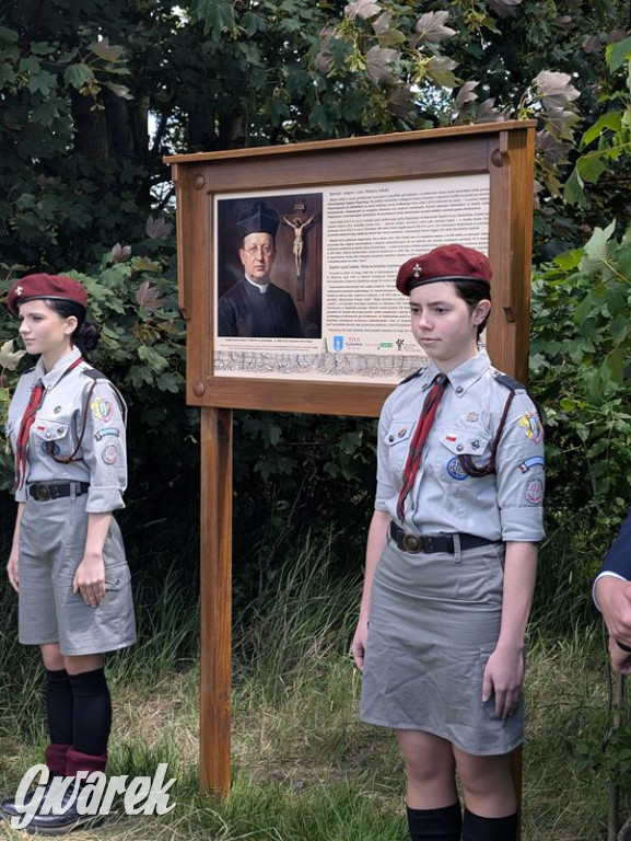 Radzionków. Odsłonięto tablicę z wizerunkiem ks. Korpaka