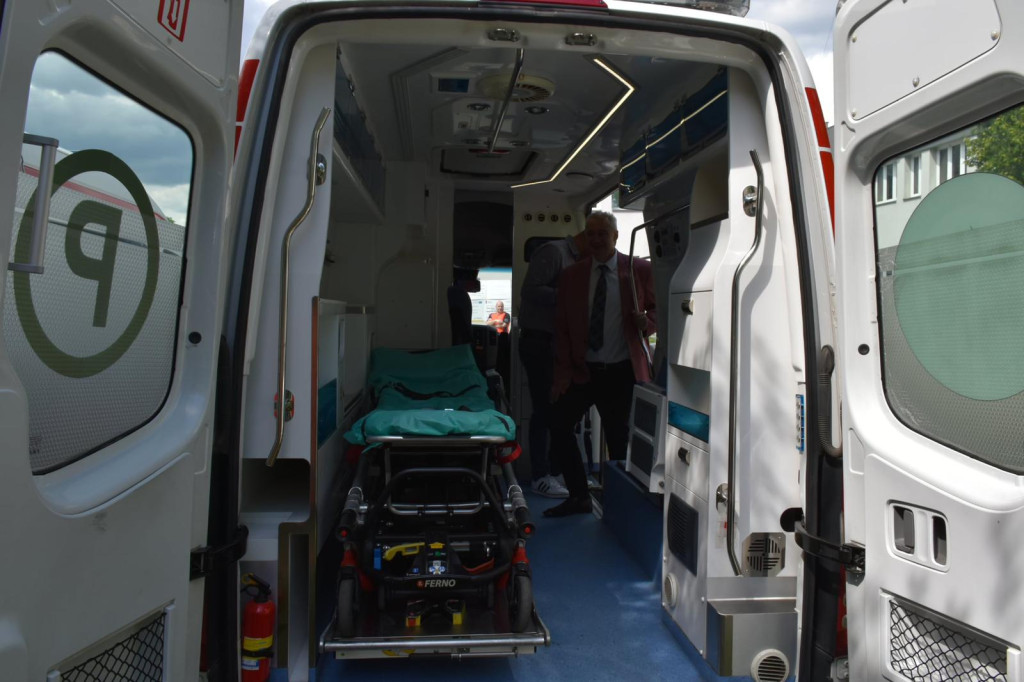 Oficjalne przekazanie ambulansu