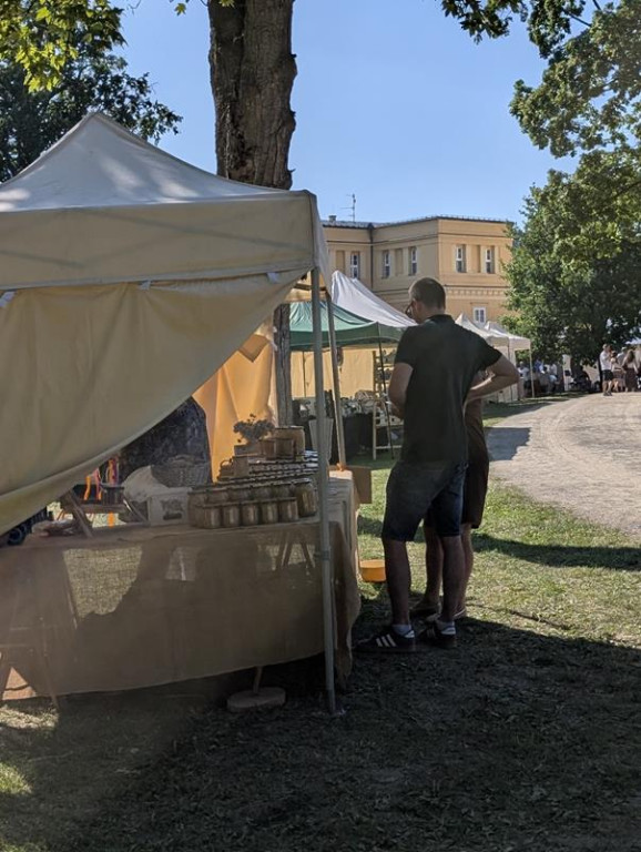 Zwiedzanie pałacu, koncerty i pokazy sprzętu wojskowego